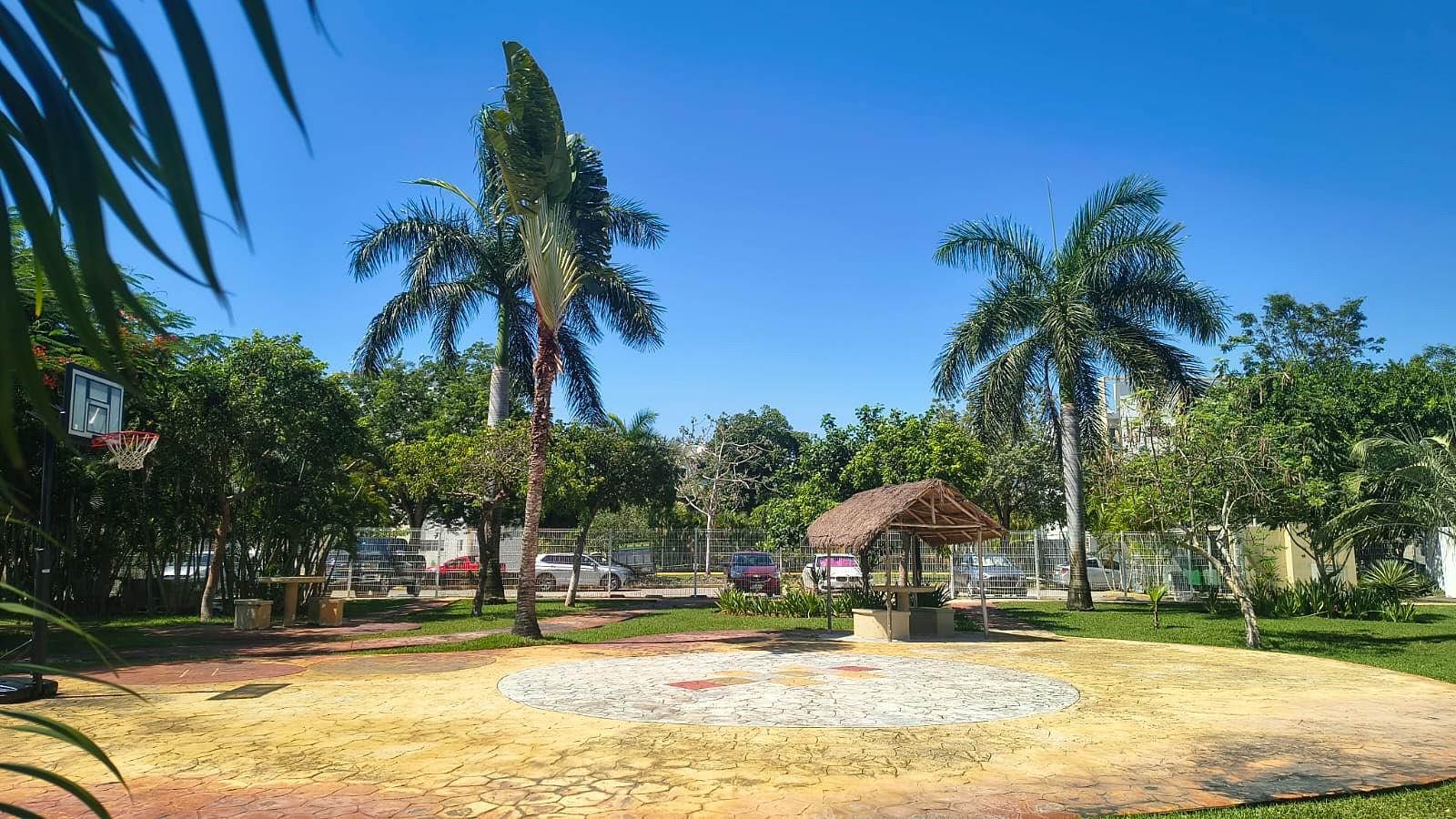 Área común de la privada con palapa